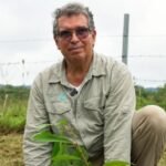 Minambiente Fabio Arjona sembrando un árbol